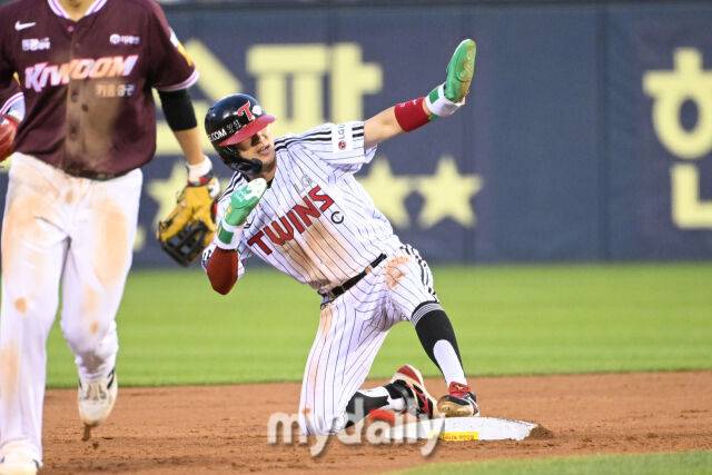 14일 서울 잠실야구장에서 열린 '2025 신한 SOL BANK KBO리그' 키움 히어로즈와 LG 트윈스 경기. LG 박해민이 3회말 무사 1루에 도루를 성공한 뒤 기뻐하고 있다./잠실=한혁승 기자