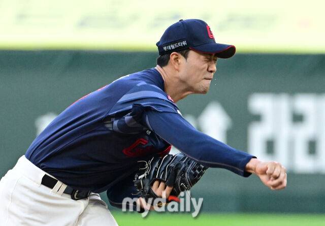 2024년 7월 30일 인천 SSG랜더스필드에서 '2024 신한 SOL Bank KBO리그, 롯데 자이언츠와 SSG 랜더스의 경기가 열렸다. 롯데 선발투수 윤성빈이 역투하고 있다./마이데일리