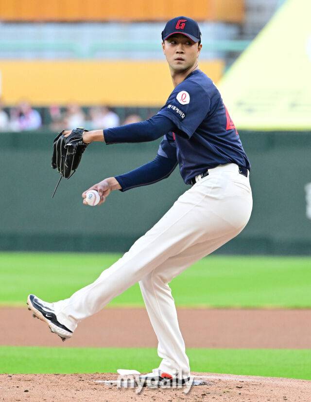 2024년 7월 30일 인천 SSG랜더스필드에서 '2024 신한 SOL Bank KBO리그, 롯데 자이언츠와 SSG 랜더스의 경기가 열렸다. 롯데 선발투수 윤성빈이 역투하고 있다./마이데일리