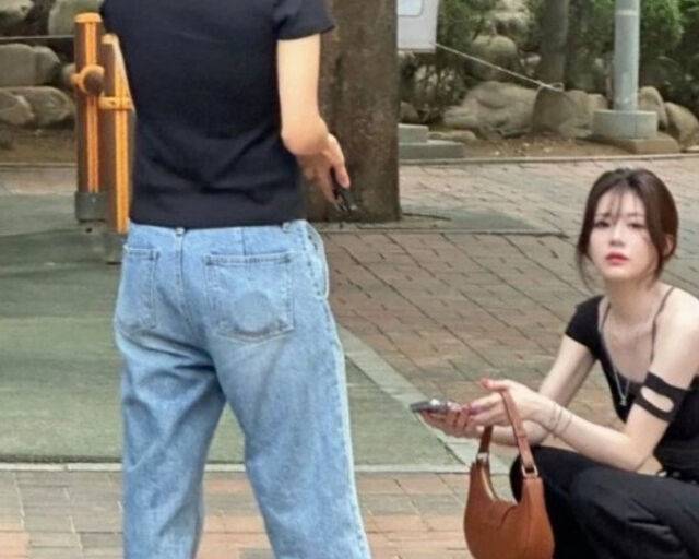 과거 고윤정이 길거리에서 찍힌 사진이 눈길을 끌고 있다. / 온라인 커뮤니티 캡처