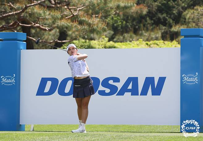 4번 홀에서 티샷을 날리고 있는 박한경. [사진=KLPGA]