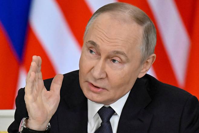 블라디미르 푸틴 러시아 대통령이 14일(현지시간) 러시아 모스크바 크렘린궁에서 열린 회담 후 안와르 말레이시아 총리와의 공동 미디어 성명에서 연설하고 있다. [로이터]