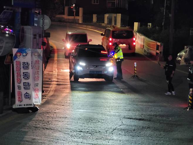 울릉군이  경찰 음주운전 단속현장에서 자동차세  체납차량에 대해 번호판 영치에 나섰다.[울릉군 제공]