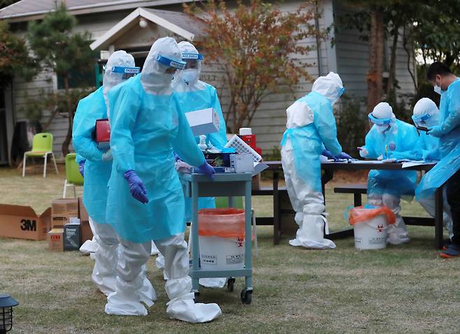 코로나19시기 의료진들이 요양병원에서 분주히 움직이는 모습. 사진은 기사와 무관함. [연합]