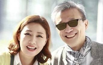 선글라스 기능이 적용된 누진렌즈 안경. [케미렌즈 제공]