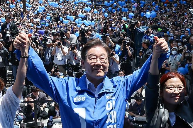 이재명 더불어민주당 대선 후보가 지난 14일 부산 부산진구 서면 젊음의 거리에서 열린 유세에서 연설에 앞서 인사하고 있다. [연합]