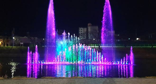 남대천 음악분수 모습 [의성군제공]