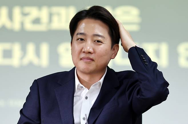 이준석 개혁신당 대선후보가 15일 서울 중구 서울역 공간모아에서 열린 ‘대한초등교사협회 간담회’에서 머리를 만지고 있다. [연합]