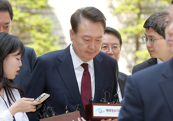 윤석열 전 대통령이 12일 서울 서초구 중앙지방법원에서 열린 내란 우두머리 혐의, 직권남용 권리행사방해 혐의 사건 3차 공판에 출석하고 있다. [연합]