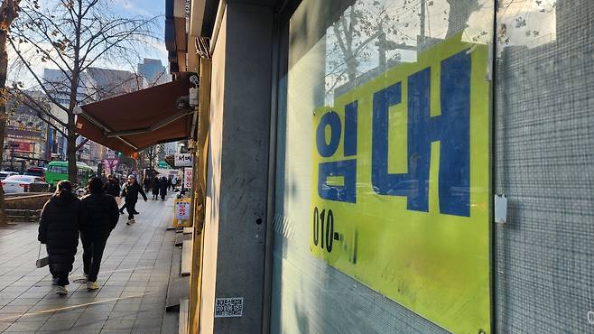 서울 중구에 위치한 한 가게에서 공실 임대 안내를 하고 있다. [정호원 기자]