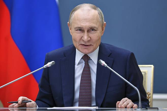 블라디미르 푸틴 러시아 대통령이 13일(현지시간) 모스크바 크렘린궁에서 화상 회의를 통해 회의에 참석하고 있다. [AP]