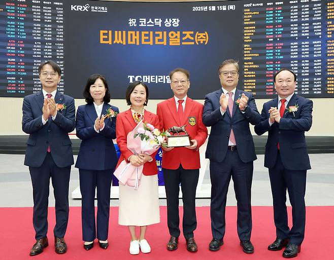 (왼쪽부터)김대영 한국IR협의회 부회장, 이미현 한국거래소 코스닥시장본부장보, 박혜린 바이오스마트 회장, 심영섭 티씨머티리얼즈(주) 대표이사, 오익근 대신증권 대표이사, 강왕락 코스닥협회 부회장 등이 15일 열린 티씨머티리얼즈 상장기념식에서 기념촬영하고 있다. [한국거래소 제공]
