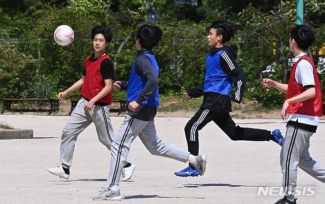 [수원=뉴시스] 김종택기자 = 실외 마스크 의무 착용 해제 첫날인 2일 오후 경기도 수원시 칠보중학교 운동장에서 학생들이 체육활동을 하고 있다. 2022.05.02. jtk@newsis.com