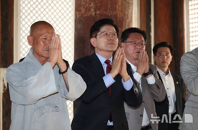 [양산=뉴시스] 고승민 기자 = 김문수 국민의힘 대선 후보가 14일 경남 양산 통도사에서 합장을 하고 있다. 2025.05.14. kkssmm99@newsis.com