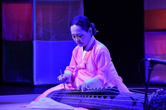 [오사카=뉴시스] 14일 오후 '2025 오사카·간사이 엑스포'에 마련된 페스티벌 스테이션에서 열린 '코리아 온 스테이지 예인(Ye-In) : Soul of Life'에서 펼쳐진 '거문고산조' 보유자 이재화의 연주 (사진=국가유산청 제공) 2025.05.15. photo@newsis.com *재판매 및 DB 금지