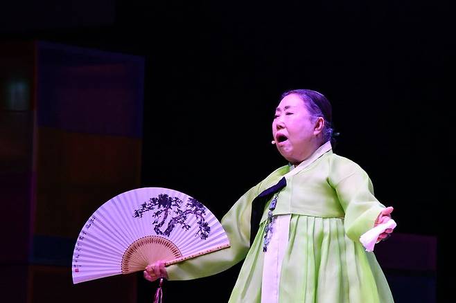 [오사카=뉴시스] 14일 오후 '2025 오사카·간사이 엑스포'에 마련된 페스티벌 스테이션에서 열린 '코리아 온 스테이지 예인(Ye-In) : Soul of Life'에서 펼쳐진 국가무형유산 '판소리' 보유자 신영희 공연 (사진=국가유산청 제공) 2025.05.15. photo@newsis.com *재판매 및 DB 금지