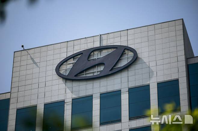 [서울=뉴시스] 정병혁 기자 = 브라질 정부가 친환경차 중심의 자동차 산업 재편에 나섰다. 현지에서 전동화 전략을 펼치고 있는 현대자동차그룹엔 점유율 확대의 기회가 될 수 있다는 전망이 나온다. 사진은 지난달 24일 서울 서초구 현대자동차 양재 사옥. 2025.04.24. jhope@newsis.com