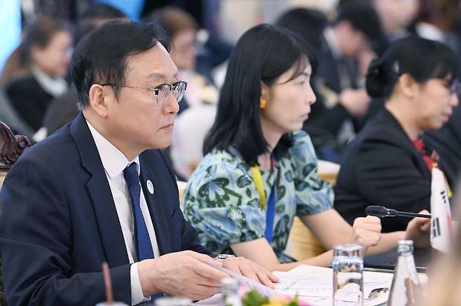 [서울=뉴시스] 이영환 기자 = 정인교 산업통상자원부 통상교섭본부장이 지난해 9월22일 라오스 비엔티안 크라운플라자호텔에서 열린 제3차 역내포괄적경제동반자협정(RCEP) 장관회의에 참석하고 있다. (사진=산업통상자원부 제공) 2024.09.22. photo@newsis.com *재판매 및 DB 금지