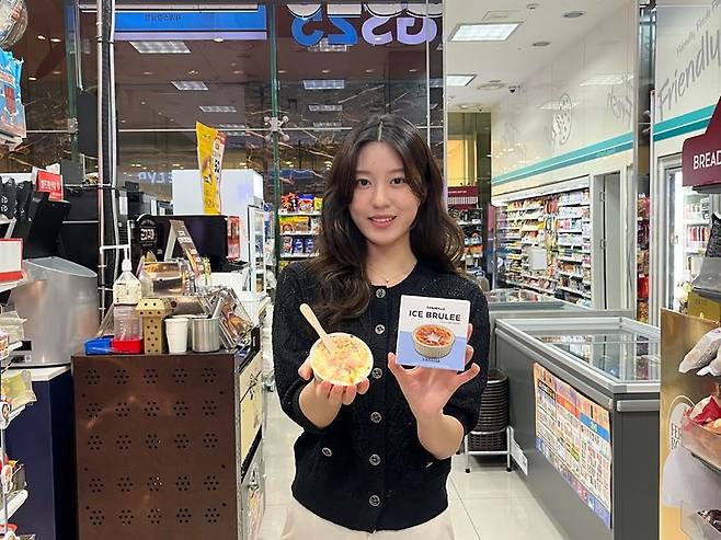 [서울=뉴시스] 15일 편의점 업계에 따르면 GS리테일이 운영하는 GS25는 깨먹는 아이스크림 '로로멜로 아이스브륄레'를 이날 업계 단독으로 출시한다. (사진=GS리테일 제공) *재판매 및 DB 금지