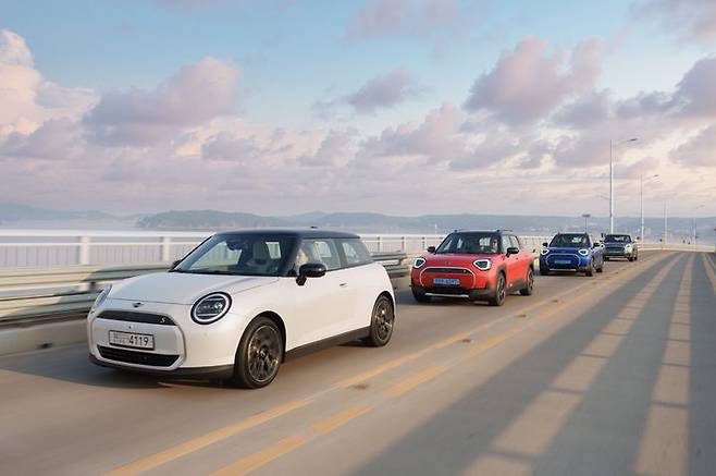 [서울=뉴시스] 더 뉴 올-일렉트릭 MINI 패밀리 3종 모델. (사진=MINI 코리아 제공) 2025.03.13 photo@newsis.com *재판매 및 DB 금지