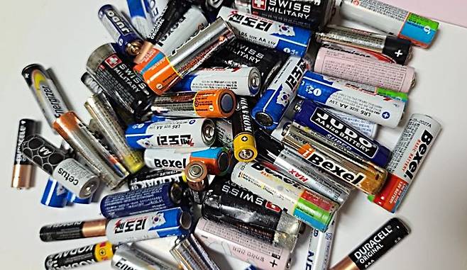 폐건전지. *재판매 및 DB 금지