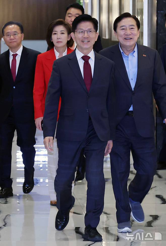 [서울=뉴시스] 조성우 기자 = 김문수 국민의힘 대선후보가 15일 오전 서울 영등포구 중소기업중앙회에서 열린 '자랑스러운 중소기업인협의회 조찬 강연'에 참석하며 김기문 중소기업중앙회장 등과 함께 입장하고 있다. 왼쪽 뒤부터 윤재옥 총괄선거대책본부장, 나경원 공동선대위원장, 김 후보, 김 회장. 2025.05.15. xconfind@newsis.com