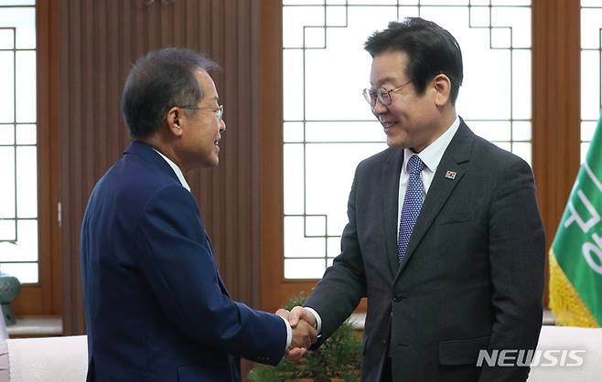 [대구=뉴시스] 이무열 기자 = 이재명 더불어민주당 대표가 10일 오후 대구시청 산격청사를 찾아 홍준표 대구시장과 악수하고 있다. 2023.05.10. lmy@newsis.com