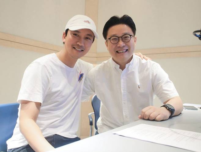 [서울=뉴시스] 서경덕 성신여대 교수와 배우 김남길씨가 5월 15일 '세종대왕 나신 날'을 기념해 헝가리 '부다페스트 한글배움터'에 한글 및 한국어 교육에 필요한 다양한 물품을 기증했다고 밝혔다. (사진 출처 : 서경덕 교수 페이스북) 2025.05.15 *재판매 및 DB 금지