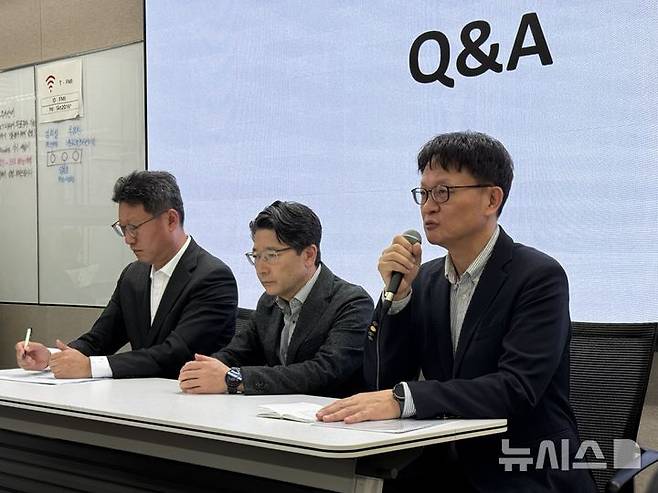 [서울=뉴시스] SK텔레콤이 15일 서울시 중구에 위치한 삼화빌딩에서 해킹 사고 이후 수습 상황에 대해 설명하는 브리핑을 열었다. (왼쪽부터)김희섭 PR센터장, 임봉호 MNO사업부장, 류정환 네트워크인프라센터장. (사진=심지혜 기자)