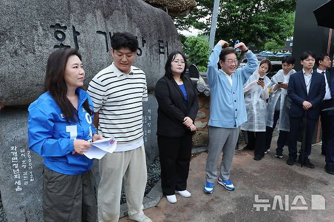 [하동=뉴시스] 권창회 기자 =이재명 더불어민주당 대선 후보가 15일 경남 하동군 화개장터 입구에서 유튜브 'K-이니셔TV 케미폭발 동서화합 화개장터 라이브'를 하고 있다.  (공동취재) 2025.05.15. photo@newsis.com