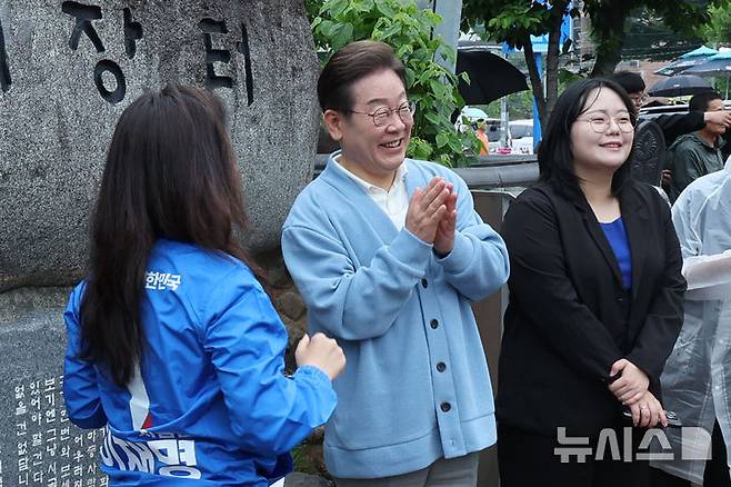 [하동=뉴시스] 권창회 기자 =이재명 더불어민주당 대선 후보가 15일 경남 하동군 화개장터 입구에서 유튜브 'K-이니셔TV 케미폭발 동서화합 화개장터 라이브'를 하고 있다.  (공동취재) 2025.05.15. photo@newsis.com