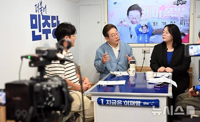 [하동=뉴시스] 권창회 기자 =이재명 더불어민주당 대선 후보가 15일 경남 하동군 화개장터를 방문해 대형버스 안에 마련된 방송스튜디오에서 유튜브 'K-이니셔TV 케미폭발 동서화합 화개장터 라이브'를 하고 있다. (공동취재) 2025.05.15. photo@newsis.com