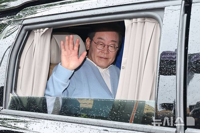 [하동=뉴시스] 권창회 기자 =이재명 더불어민주당 대선 후보가 15일 경남 하동군 화개장터 입구에서 유튜브 'K-이니셔TV 케미폭발 동서화합 화개장터 라이브'를 마치고 차량에 탑승해 인사하고 있다. (공동취재) 2025.05.15. photo@newsis.com