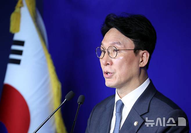 [서울=뉴시스] 고승민 기자 = 김민석 더불어민주당 상임 공동선대위원장이 11일 서울 여의도 당사에서 김문수 국민의힘 후보 확정 관련 입장을 발표하고 있다. 2025.05.11. kkssmm99@newsis.com