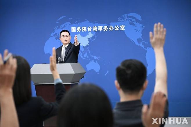 [베이징=신화/뉴시스]15일 정례브리핑에서 기자들의 질문을 받고 있는 천빈화 국무원 대만사무판공실 대변인. 2024.5.15