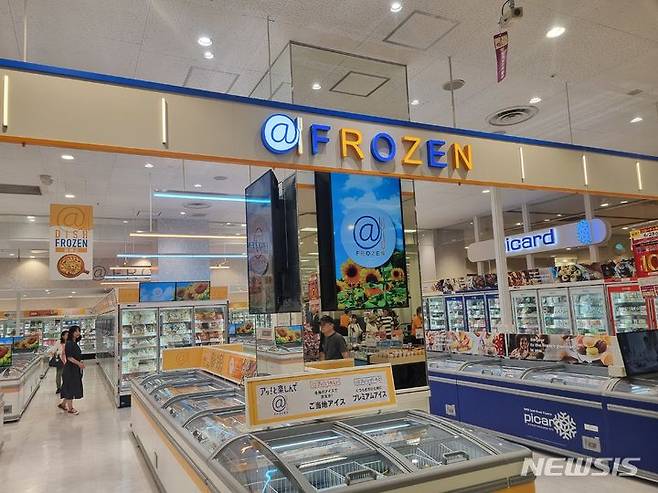 [도쿄=뉴시스]임하은 기자 = 도쿄에 위치한 일본의 대표적인 대형유통업체 이온몰에는 최근 냉동 전용식품 코너가 만들어졌다. 2024.06.30. rainy71@newsis.com