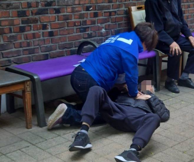 [서울=뉴시스] 거리 유세 중 심정지로 쓰러진 노인을 구한 노연우 동대문구 구의원. (출처=민병두 페이스북) 2025.05.15. photo@newsis.com *재판매 및 DB 금지