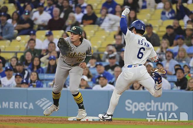 [로스앤젤레스=AP/뉴시스] LA 다저스의 김혜성(오른쪽)이 14일(현지 시간) 미 캘리포니아주 로스앤젤레스의 다저스타디움에서 열린 2025 메이저리그 애슬레틱스와의 경기 2회 말 내야 안타로 1루에 진루하고 있다. 2025.05.15.