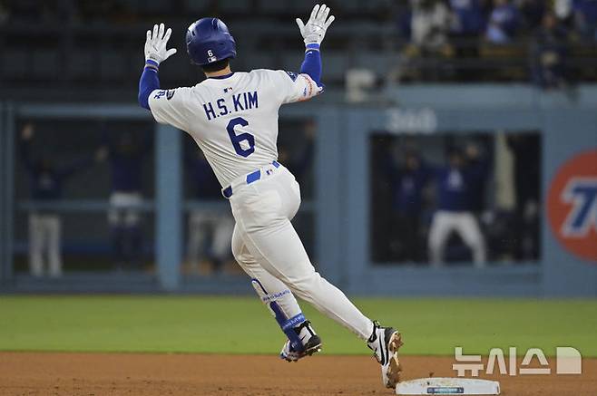 [로스앤젤레스=AP/뉴시스] LA 다저스의 김혜성이 14일(현지 시간) 미 캘리포니아주 로스앤젤레스의 다저스타디움에서 열린 2025 메이저리그 애슬레틱스와의 경기 5회 말 동점을 기록하는 1점 홈런(시즌 1호)을 친 후 베이스를 돌며 세리머니하고 있다. 2025.05.15.