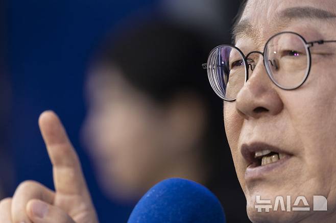 [광양=뉴시스] 권창회 기자 = 이재명 더불어민주당 대선 후보가 15일 전남 광양시 전남드레곤즈 축구장 인근에서 열린 유세에서 연설하고 있다. (공동취재) 2025.05.15. photo@newsis.com