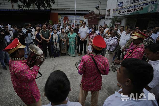 [구와하티=AP/뉴시스] 9일(현지 시간) 인도 구와하티에서 국민회의당 지지자들이 파키스탄에 대한 '신두르 작전'의 성공을 축하하며 인도군을 지지하는 집회를 열고 있다. 2025.05.10.
