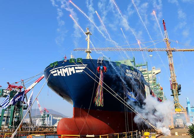 [부산=뉴시스] 하경민 기자 = 21일 오전 부산 영도구 HJ중공업 영도조선소에서 7700TEU급 LNG DF(이중연료) 컨테이너선 2척에 대한 명명식이 열리고 있다.   HJ중공업이 LNG 이중연료 추진 컨테이너선을 건조한 것은 이번이 처음으로, 2척의 선박은 각각 'HMM OCEAN'과 'HMM SKY'로 명명됐다. (사진=HJ중공업 제공) 2024.11.21. photo@newsis.com *재판매 및 DB 금지