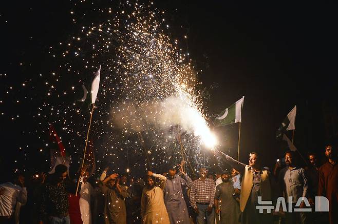 [하이데라바드=AP/뉴시스] 10일(현지 시간) 파키스탄 하이데라바드에서 주민들이 인도와 휴전 협정을 축하하며 불꽃놀이 하고 있다. 2025.05.11.