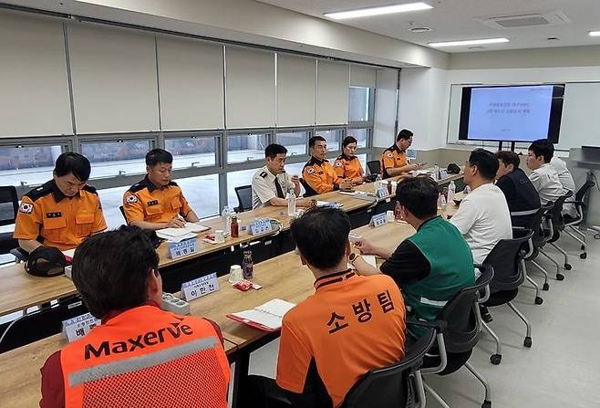 [대구=뉴시스] 대구 달성소방서는 달성군에 위치한 쿠팡 대구3센터를 방문해 대수선 공사에 따른 맞춤형 소방 대응 대책을 수립하기 위한 현장 점검과 안전컨설팅을 실시했다. (사진=대구 달성소방서 제공) 2025.05.15. photo@newsis.com  *재판매 및 DB 금지