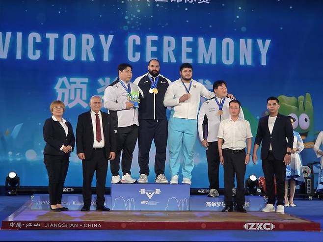 [서울=뉴시스] 2025 아시아역도선수권대회에서 금메달 1개와 은메달 2개를 획득한 황우만(왼쪽에서 3번째), 동메달 2개를 딴 이양재(오른쪽에서 3번째). (사진=대한역도연맹 제공) *재판매 및 DB 금지