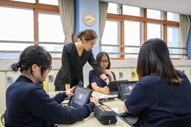 [서울=뉴시스] 15일 오전 서울 종로구 덕성여자중학교에서 애플 기기와 앱을 활용한 수업이 진행되고 있다. 지난해 8월 덕성여중은 '애플인증학교(ADS)' 프로그램에 선정된 바 있다. (사진=애플 제공) *재판매 및 DB 금지