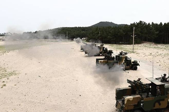 [대구=뉴시스] 육군 제50보병사단은 15일 경북 포항시 송라면 화진훈련장에서 육·해·공군과 해양경찰 전력을 통합한 지·해·공 합동훈련을 했다. (사진=육군 제50보병사단 제공) 2025.05.15. photo@newsis.com *재판매 및 DB 금지