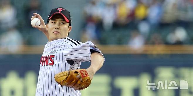 [서울=뉴시스] 고범준 기자 = 지난달 16일 서울 송파구 잠실야구장에서 열린 2025 KBO리그 삼성 라이온즈와 LG 트윈스의 경기, 1회초 LG 선발 임찬규가 역투하고 있다. 2025.04.16. bjko@newsis.com