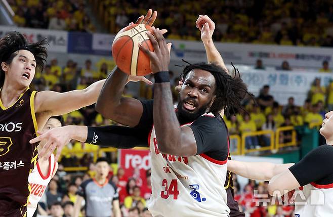 [창원=뉴시스] 추상철 기자 = 15일 오후 경남 창원체육관에서 열린 2024-2025 프로농구 챔피언결정전 서울 SK 나이츠와 창원 LG 세이커스 6차전 경기, SK 워니가 리바운드를 하고 있다. 2025.05.15. scchoo@newsis.com