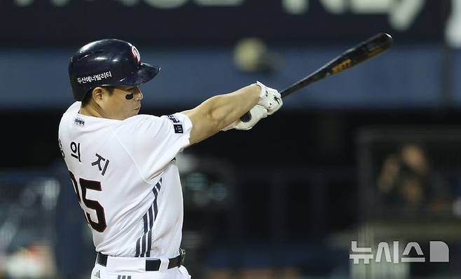 [서울=뉴시스] 고범준 기자 = 8일 서울 송파구 잠실야구장에서 열린 2025 KBO리그 한화 이글스와 두산 베어스의 경기, 8회말 무사 두산 양의지가 2루타를 치고 있다. 2025.04.08. bjko@newsis.com